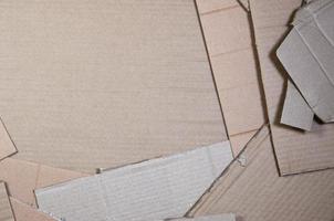 imagen de fondo con mucho papel cartón beige, que se utiliza para hacer cajas para el transporte de electrodomésticos y paquetes postales. textura de cartón foto