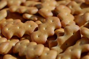 fotografía macro de muchas galletas saladas amarillas foto