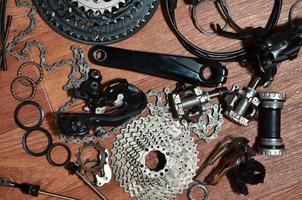 muchas piezas y componentes metálicos diferentes del tren de rodaje de una bicicleta deportiva foto