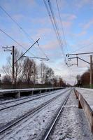 paisaje de invierno por la noche con la estación de tren foto