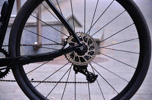 Bicicleta deportiva de rueda trasera con piñón de asterisco y cambio de velocidad de última tecnología. foto