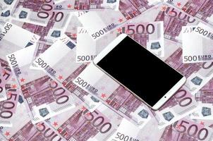 billetes morados de 500 euros y un smartphone con pantalla negra. copie el espacio el concepto de banca en línea, administración de dinero y compras con tecnología moderna foto