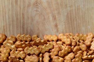 muchas galletas saladas en una tabla de cortar con espacio para copiar foto