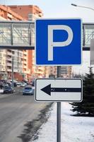 estacionamiento a la izquierda. señal de tráfico con la letra p y las flechas a la izquierda foto