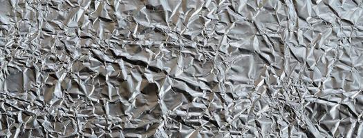 hoja delgada arrugada de fondo de lámina de aluminio plateado de estaño triturado con superficie brillante arrugada para textura foto