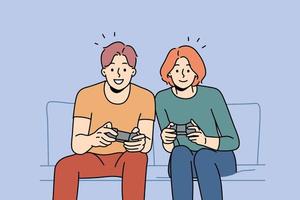 una pareja sonriente se sienta en el sofá de casa jugando videojuegos juntos. hombre y mujer felices se divierten disfrutan de videojuegos con controladores. ilustración vectorial vector