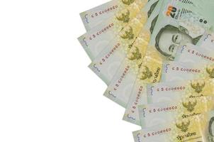 Los billetes de 20 baht tailandeses se encuentran aislados en fondo blanco con espacio de copia. fondo conceptual de vida rica foto
