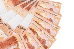 Los billetes de 5 rublos bielorrusos se encuentran aislados en fondo blanco con espacio de copia apilado en forma de abanico de cerca foto
