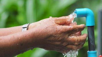 concetto di gestione di pulito acqua per il le persone. pulito acqua fluente a partire dal condutture per famiglie e il povero video