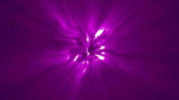 schöne lila blume blüte licht glanz raum feuer partikel pulverfluss animation für abstrakte kunst fantasie bewegung silberner hintergrund video