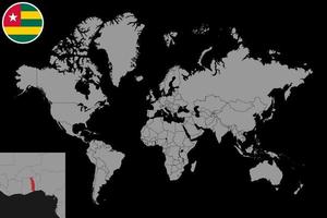 pin mapa con bandera de togo en el mapa mundial. ilustración vectorial vector