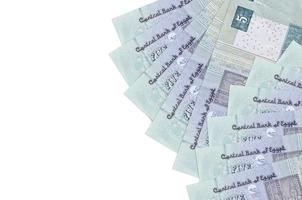 Los billetes de 5 libras egipcias se encuentran aislados en fondo blanco con espacio de copia. fondo conceptual de vida rica foto