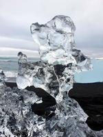 Bloques de hielo glacial arrastrados a tierra en Diamond Beach, Islandia