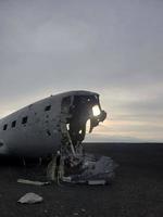 accidente de avión abandonado en solheimasandur, islandia, por la noche con un cielo dramático en el fondo foto