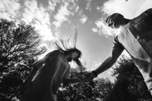 Pareja joven loca divirtiéndose emocionalmente, besándose y abrazándose al aire libre. amor y ternura, romance, familia, emociones, diversión. divirtiéndonos juntos foto