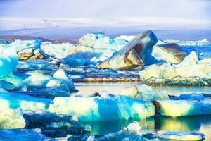 jokulsarlon, o laguna glacial del río, un gran lago glacial en el borde del parque nacional vatnajokull en el sureste de islandia foto