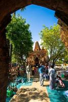 bagan, región de mandalay, myanmar - 9 de enero de 2019 - mercado callejero en el templo gubyaukgyi, un templo budista ubicado en el pueblo de myinkaba al sur de bagan foto