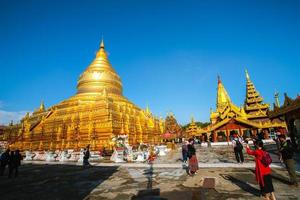 bagan, región de mandalay, myanmar - 9 de enero de 2019 - los turistas visitan la pagoda shwezigon, o shwezigon paya, un templo budista ubicado en nyaung-u, una ciudad cerca de bagan foto