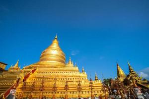 pagoda de shwezigon, o paya de shwezigon, un templo budista ubicado en nyaung-u, una ciudad cerca de bagan, región de mandalay, myanmar foto