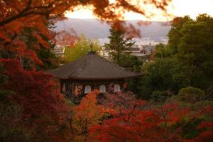 ginkaku-ji, templo del pabellón de plata o llamado oficialmente jisho-ji, o templo de la misericordia brillante, un templo zen en el barrio sakyo de kyoto, kansai, japón foto