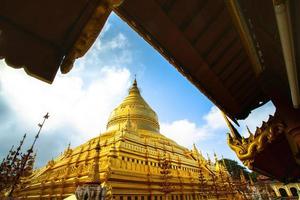 pagoda de shwezigon, o paya de shwezigon, un templo budista ubicado en nyaung-u, una ciudad cerca de bagan, región de mandalay, myanmar foto