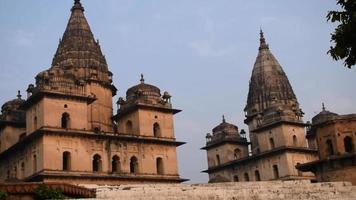 vista mattutina dei cenotafi reali chhatris di orchha, madhya pradesh, india, orchha la città perduta dell'india, siti archeologici indiani video