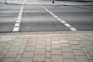 carril bici en la encrucijada en forma de rayas blancas punteadas foto