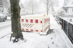 valla de reparación cubierta de nieve durante el clima helado foto