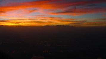 pôr do sol sobre a cidade com nuvens no céu e tons de verde-azulado laranja video