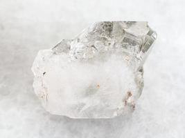 cristal de roca en bruto de piedras preciosas de cuarzo en blanco foto