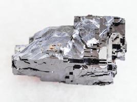 piedra de cristal de galena en bruto sobre mármol blanco foto