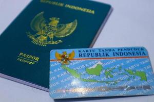 pasaporte verde indonesio y documento de identidad indonesio propiedad de ciudadanos indonesios. foto
