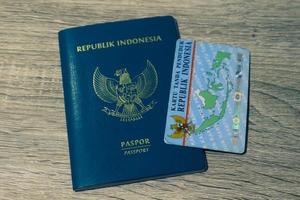 pasaporte verde indonesio y documento de identidad indonesio propiedad de ciudadanos indonesios. foto