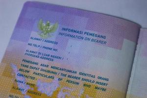 yakarta, indonesia en octubre de 2022. página interior del pasaporte verde de la república de indonesia. foto