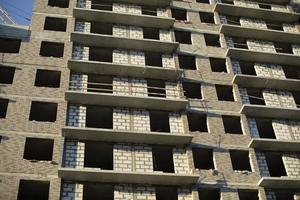 construcción de casa. casa hecha de losas de concreto. detalles de obras de construcción. edificio en la ciudad. foto