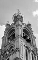 Cruz de la iglesia cristiana en alta torre campanario para la oración foto