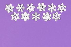 conjunto de copos de nieve blancos sobre fondo de colores. vista superior del adorno de navidad. concepto de tiempo de año nuevo con espacio vacío para su diseño foto