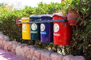 viejos contenedores de reciclaje coloridos en el parque. urnas para la recogida selectiva de basura foto