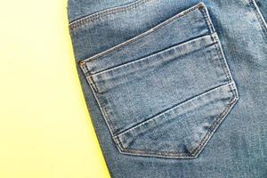 bolsillos traseros de jeans azules sobre fondo amarillo foto