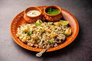 sabudana khichadi - un auténtico plato de maharashtra elaborado con semillas de sagú, servido con cuajada