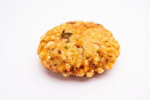 sabudana wada o shabudana vada llamada en india hecha de sagú y servida con chutney foto