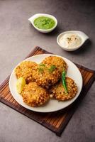 sabudana wada o shabudana vada llamada en india hecha de sagú y servida con chutney foto