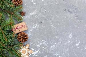 fondo de navidad con abeto y caja de regalo en la mesa de madera. vista superior con espacio de copia para su diseño foto