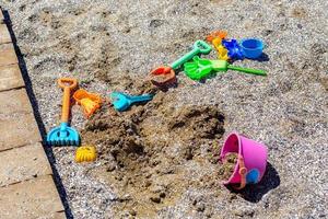 horario de verano en la playa y juguetes. vacaciones foto