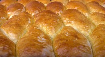 empanadas caseras recién horneadas al horno. foto