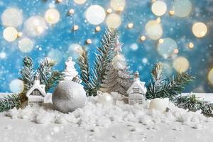 Fondo abstracto de Navidad de Adviento. decoraciones de invierno adornos juguetes y pelotas sobre fondo azul con nieve y luces de guirnaldas desenfocadas. feliz concepto de tiempo de navidad.