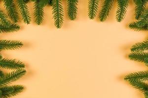 vista superior del colorido fondo festivo hecho de rama de abeto. concepto de vacaciones de navidad con espacio de copia foto