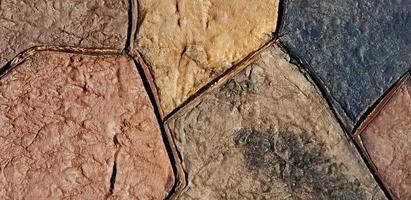 colorido de azulejo, piedra o pared de roca para el fondo. grupo de objetos, papel tapiz de patrón y concepto agrietado foto