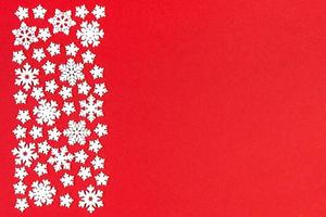 conjunto de copos de nieve blancos sobre fondo de colores. vista superior del adorno de navidad. concepto de tiempo de año nuevo con espacio vacío para su diseño foto