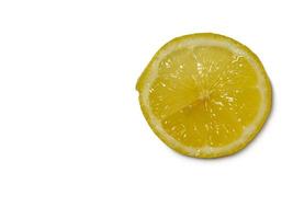 un limón en rodajas sobre un fondo blanco. cítricos en la mesa. fondo brillante alimentos fortificados saludables para una dieta. foto